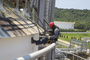 Menawarkan Solusi Akses Ketinggian Unggul di Karawang dengan Jasa Rope Access