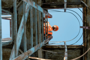 Jasa Cleaning Rope Access Tiang: Solusi Efektif untuk Membersihkan Struktur Tinggi