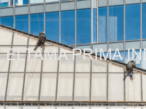 Solusi Pembersihan Terbaik dengan Jasa Cleaning Rope Access Atap