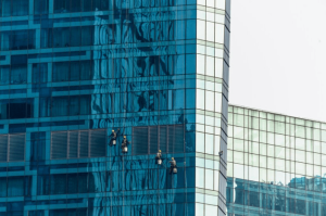Jasa Cleaning Rope Access Kaca Gedung: Solusi Efisien untuk Pembersihan