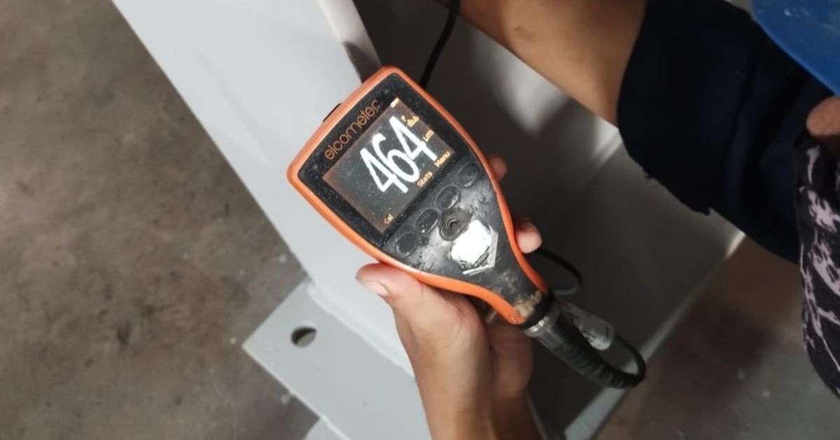 Pengukuran ketebalan coating oleh coating inspector level 1 dengan Elcometer