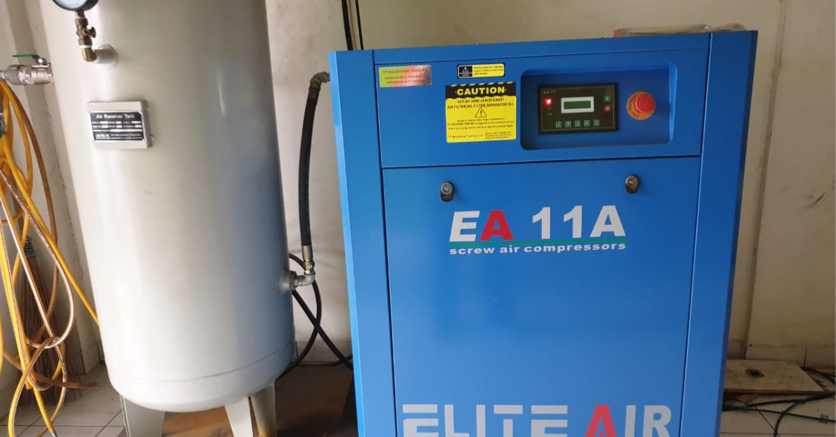 Kompresor angin screw tipe EA 11A merek ELITE AIR berwarna biru, terpasang berdampingan dengan tangki air receiver di area industri.