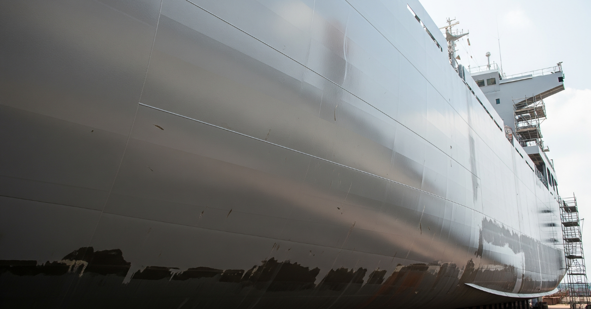 Lambung kapal yang telah selesai di-hydroblasting, memperlihatkan permukaan baja yang bersih dan halus, yang akan membantu meningkatkan efisiensi bahan bakar dan performa kapal.