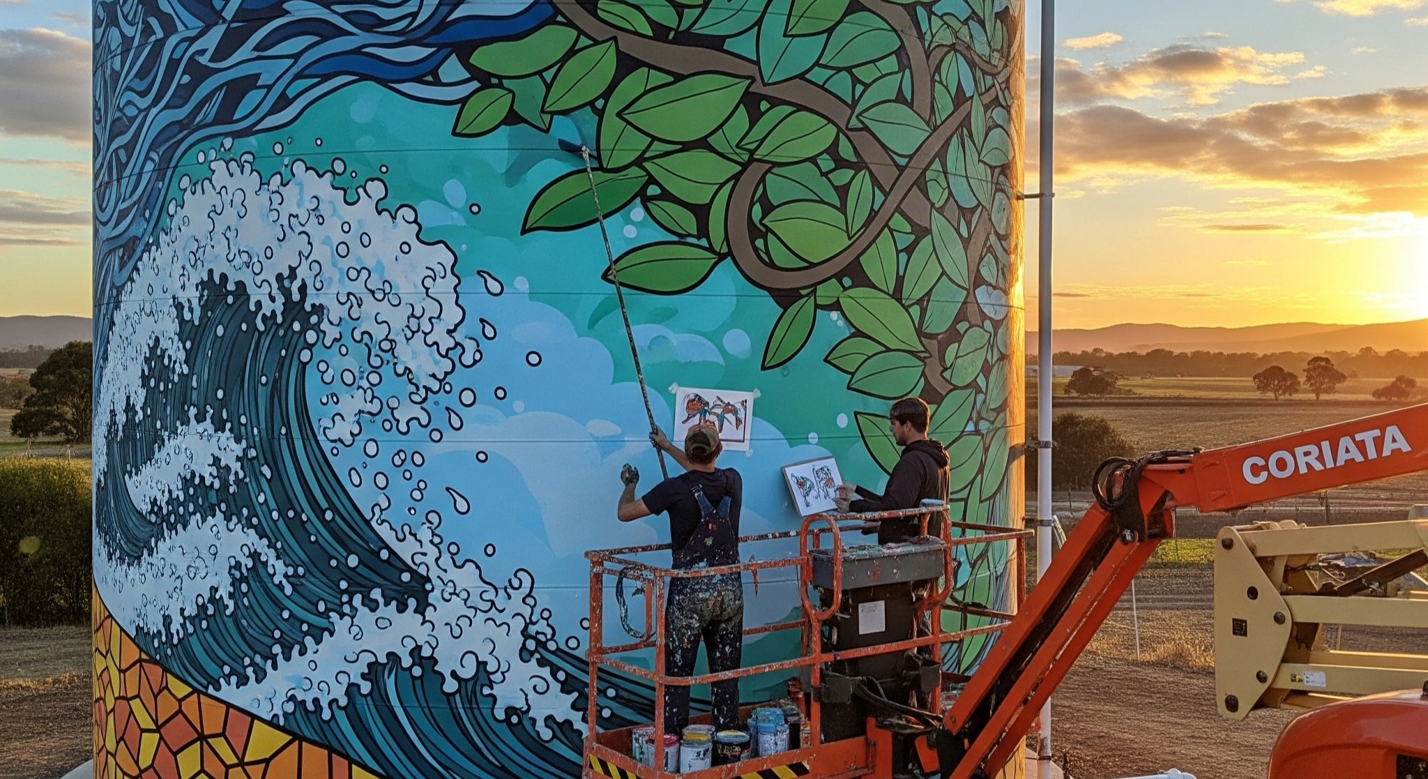 Jasa seni mural tangki air dengan desain kreatif dan estetis.