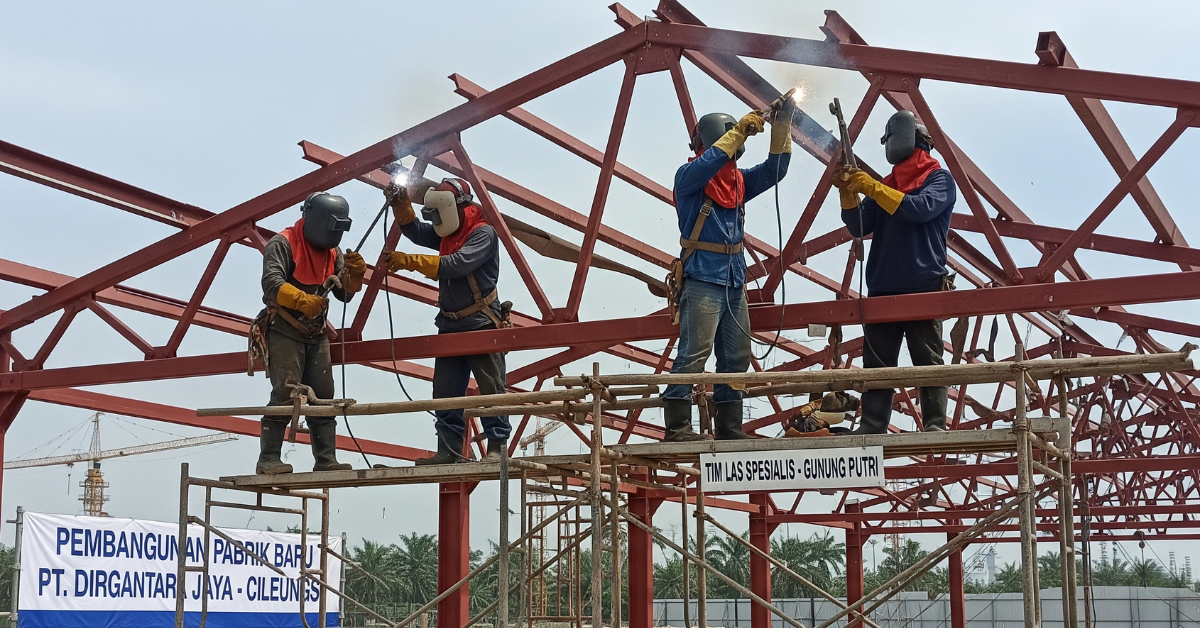 Tim welder spesialis dari Gunung Putri sedang melakukan perakitan dan pengelasan struktur rangka atap baja untuk sebuah pabrik baru di kawasan industri Cileungsi